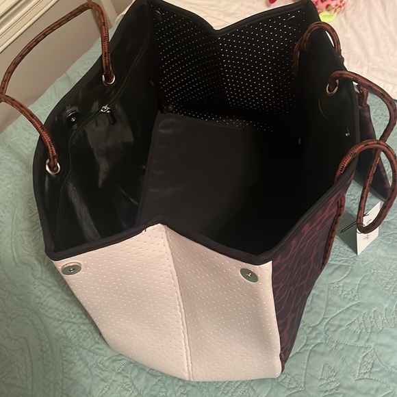 Laken Paige Neoprene large Tote in Leopard Print - Picture 7 of 8